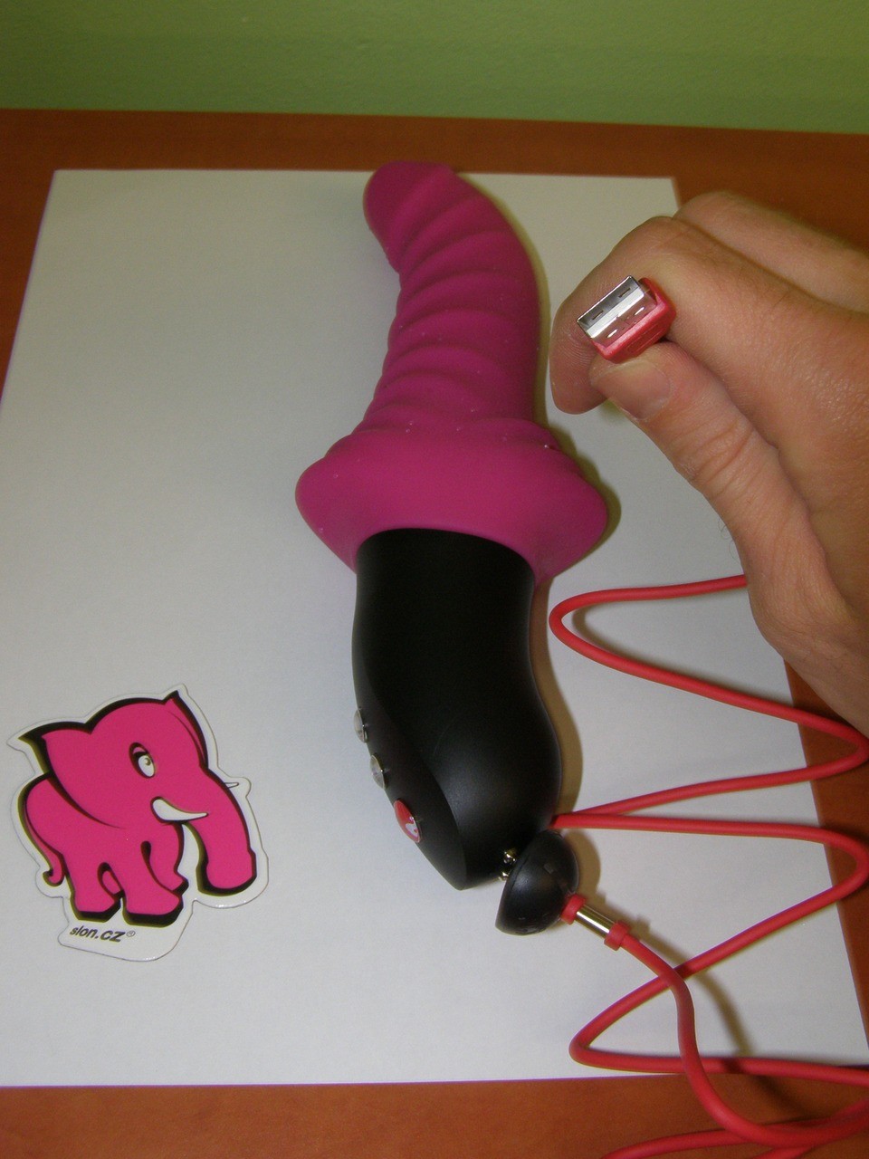 Fun Factory Stronic Drei revoluční pulzátor, nabíjení