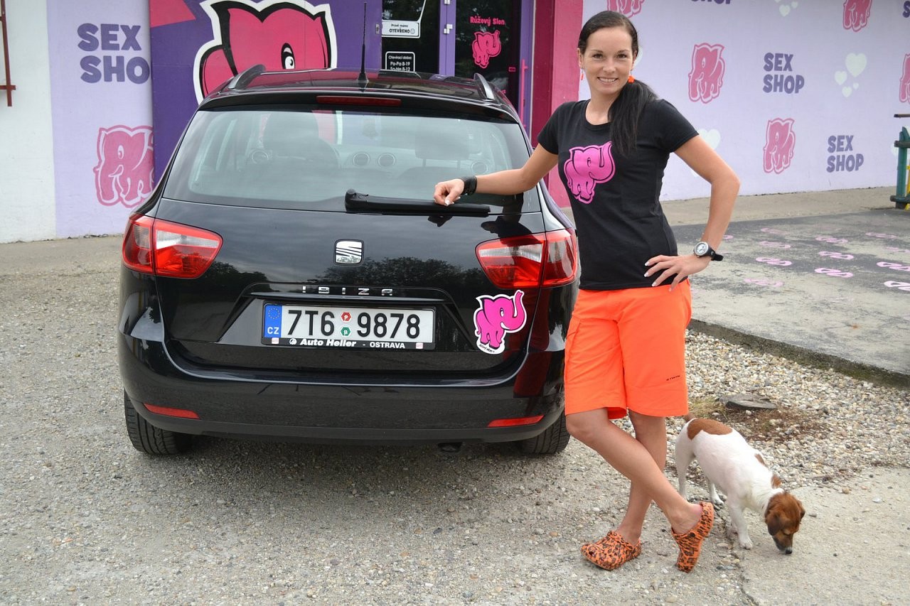 Dominika a samolepka na auto