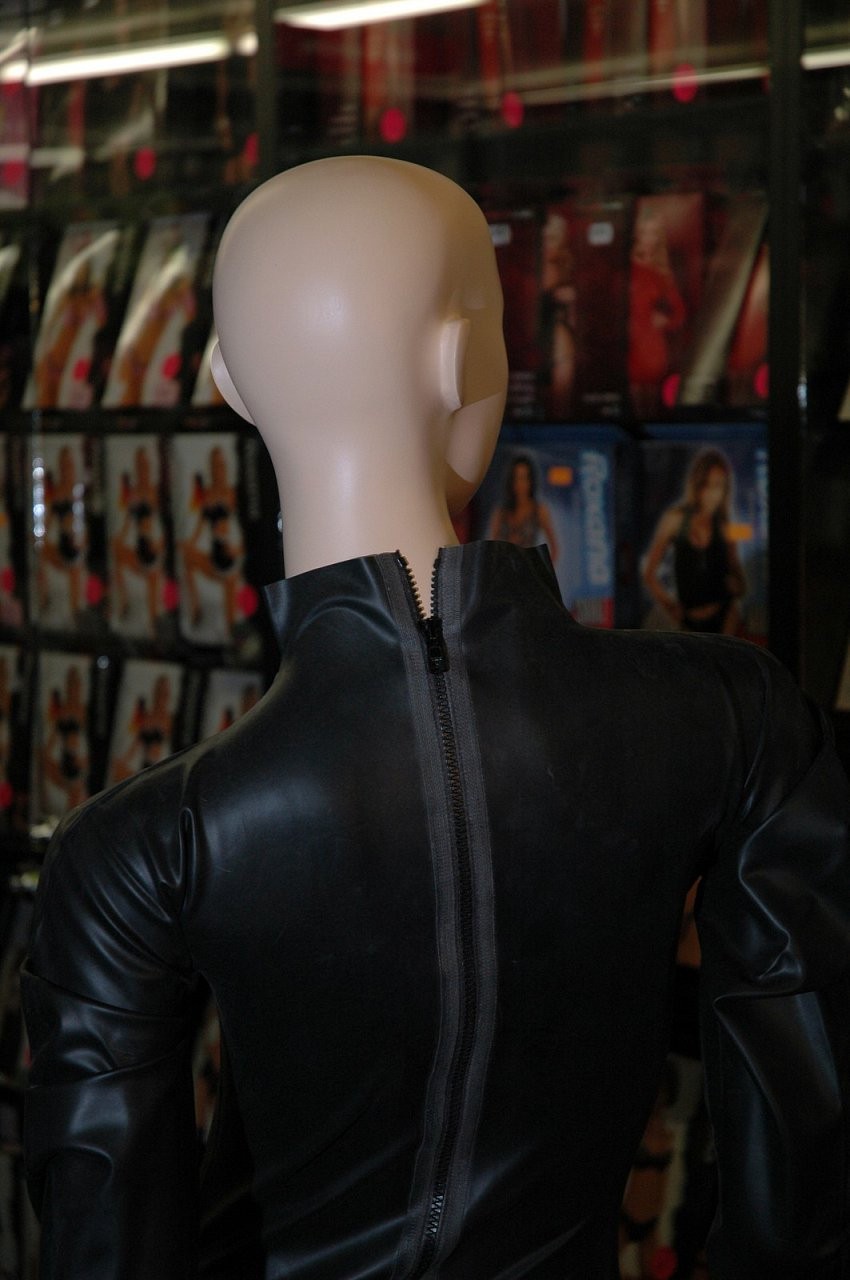 Latexové šaty s dlouhým rukávem