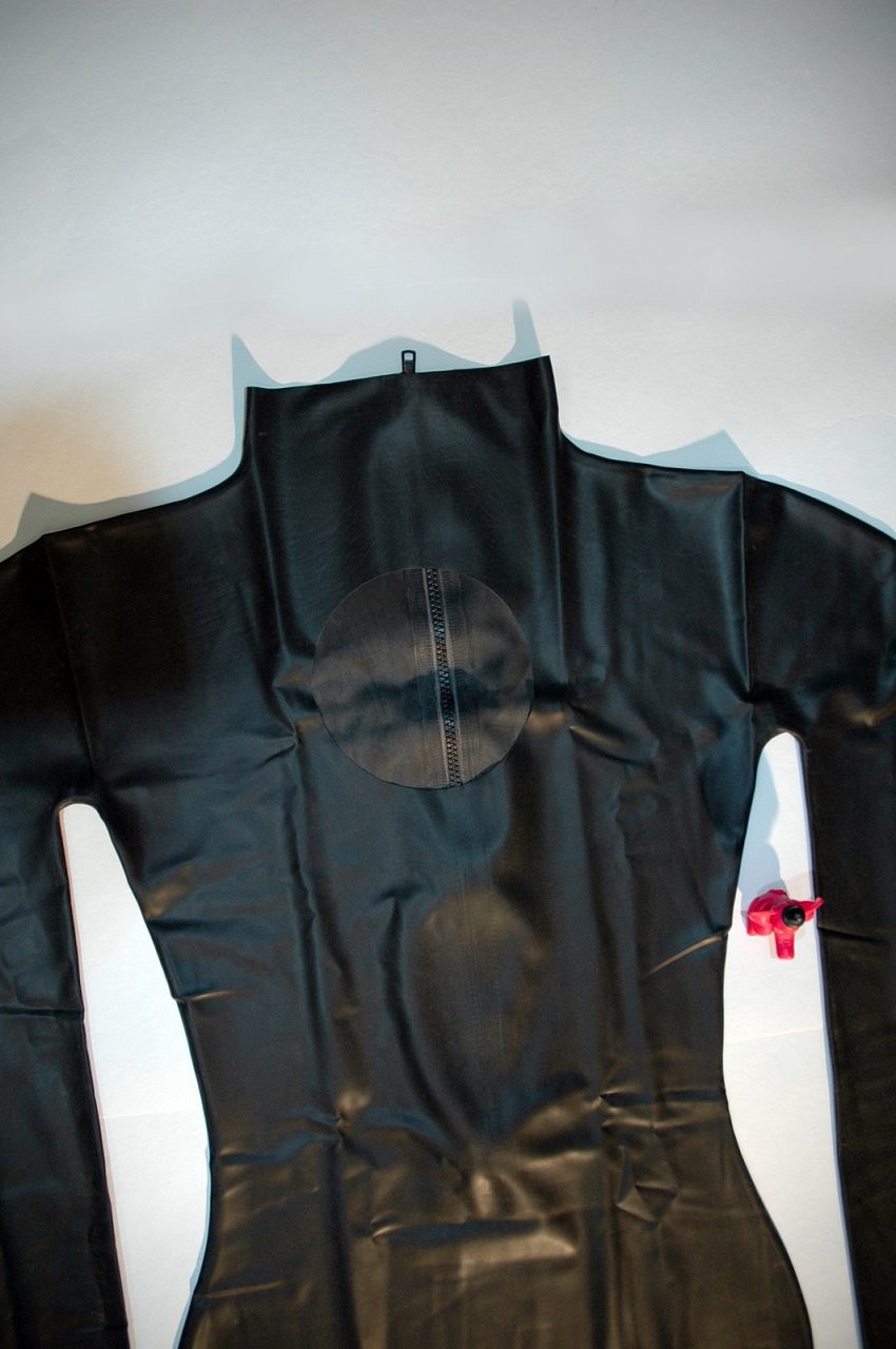 Latexové šaty s dlouhým rukávem zepředu