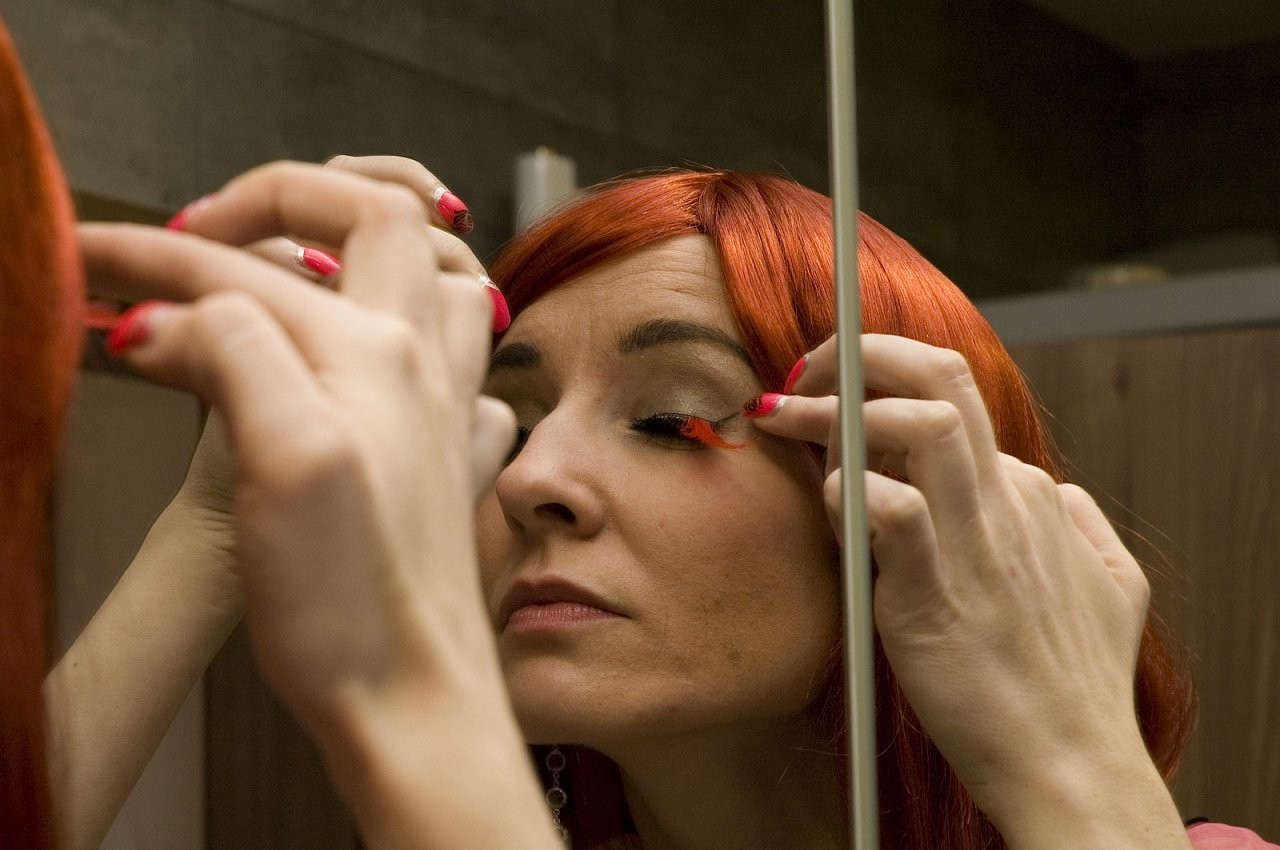 Simona a Umělé řasy černočervené