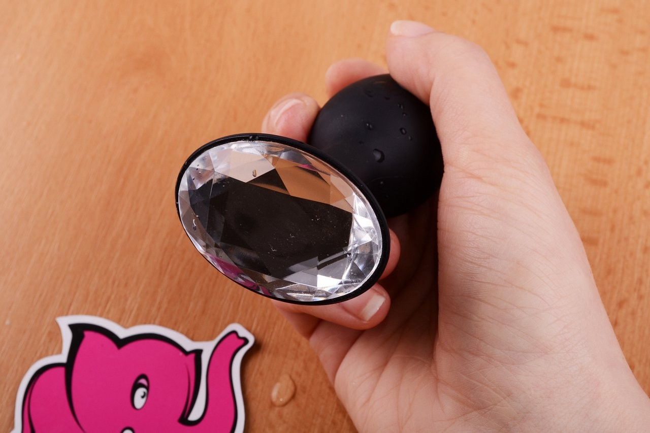 Anální kolík Black Diamond, diamant v ruce