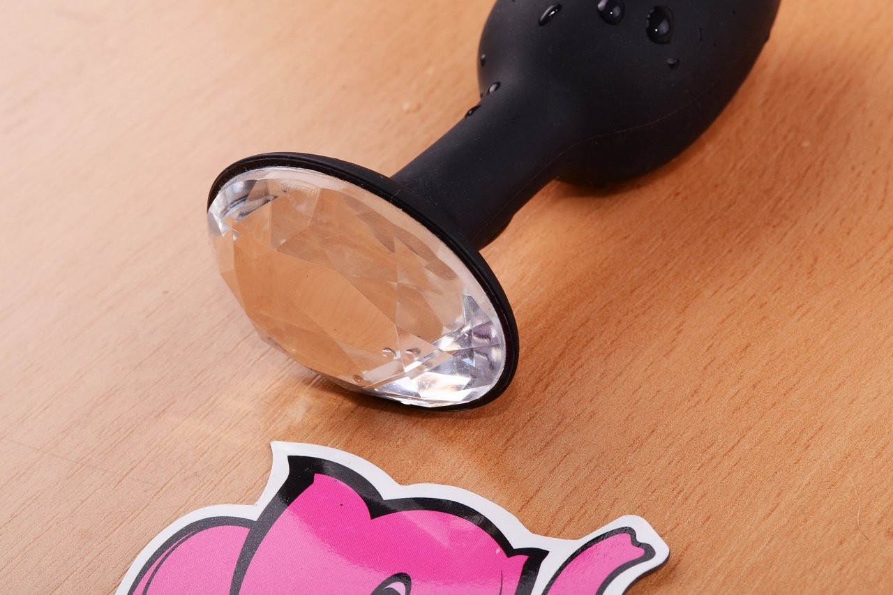 Anální kolík Black Diamond, pohled na spoj diamantu a kolíku