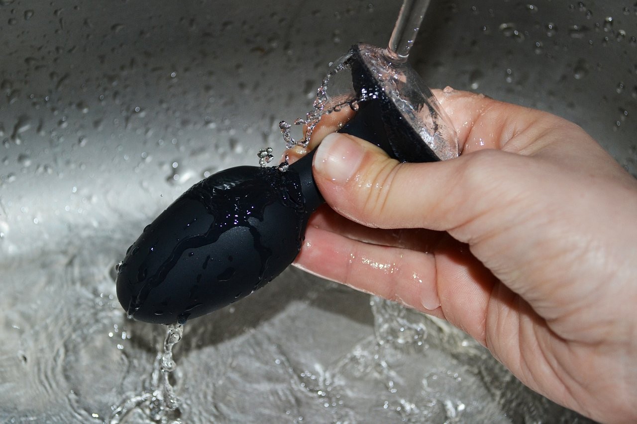 Anální kolík Black Diamond, pod proudem vody
