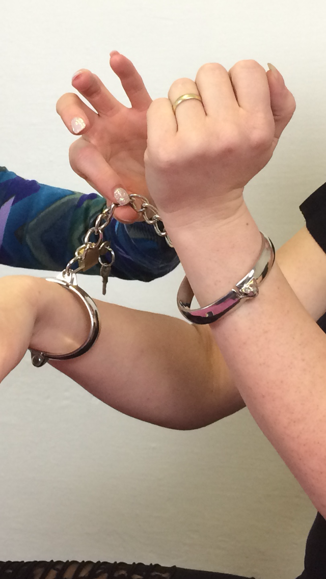 Dominika nasazuje pouta Veronice