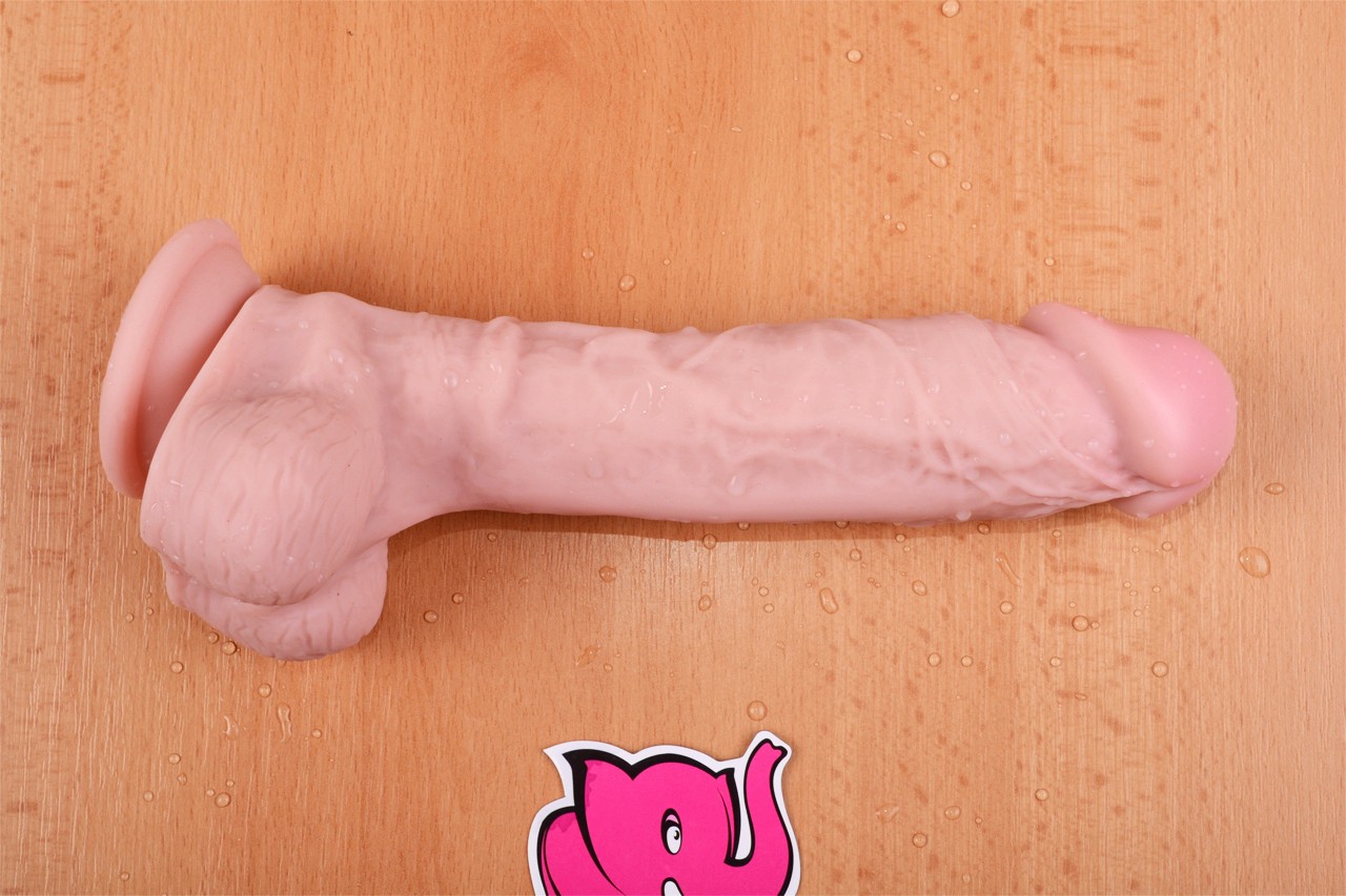 Dildo s přísavkou a varlaty Maxim (24 cm) – na stole