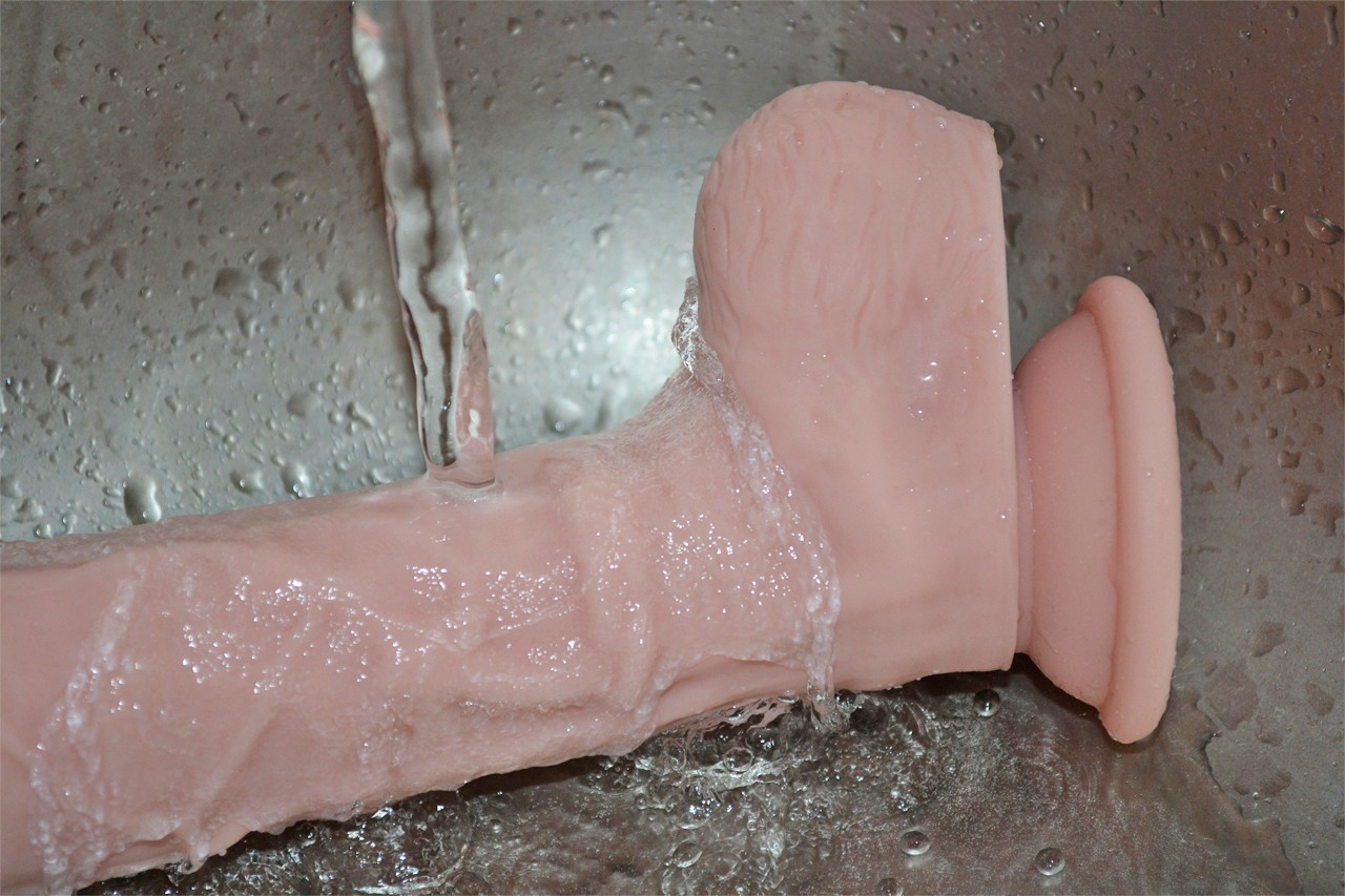 Dildo s přísavkou a varlaty Maxim (24 cm) – údržba