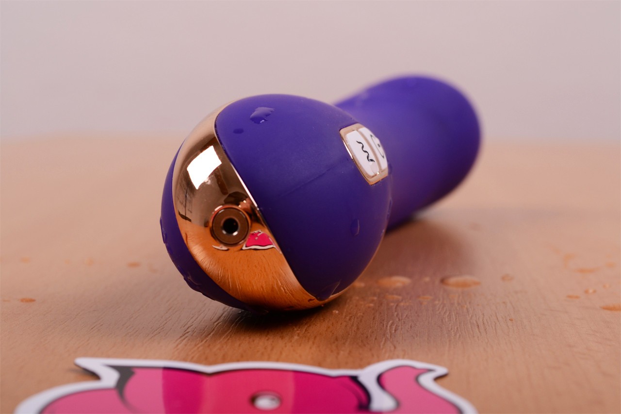 Vibrátor Front Row Purple – detail vstupu pro nabíjení