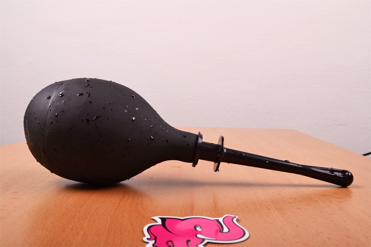 Klystýr Big Ass – na stole