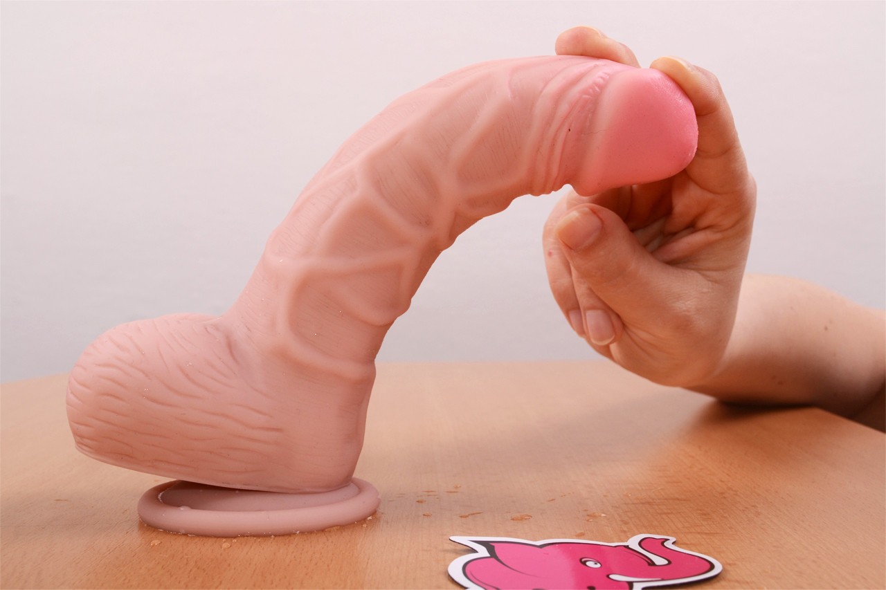 Silikonové dildo s přísavkou a varlaty (20cm) – zkouška ohebnosti