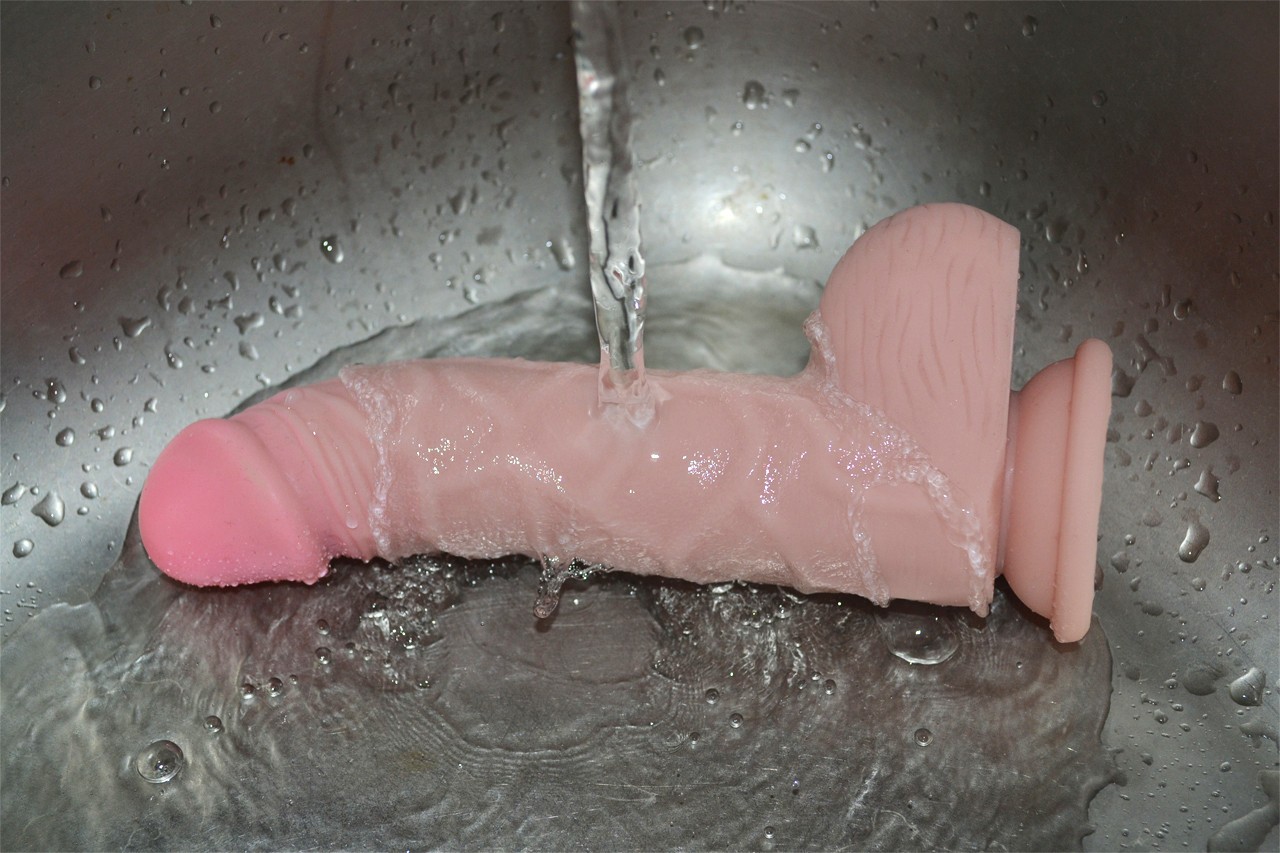 Silikonové dildo s přísavkou a varlaty (20cm) – umývání