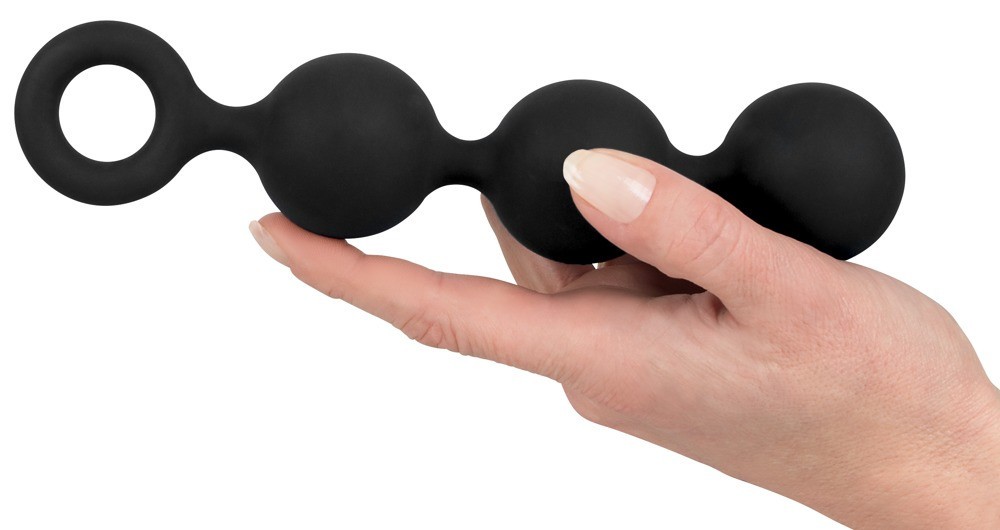Anální kuličky Black Trio, v ruce