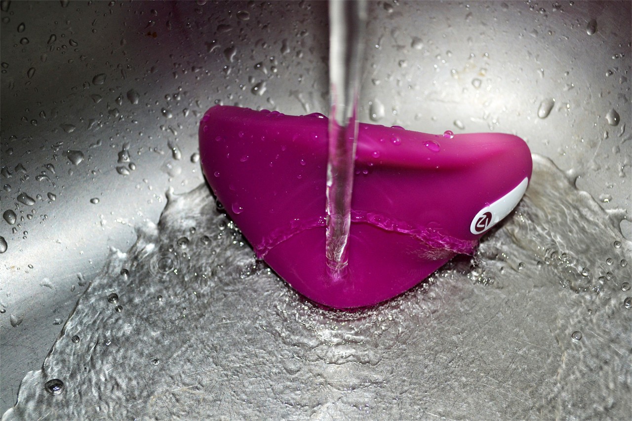 Small purple Dragonfly – testujeme voděodolnost