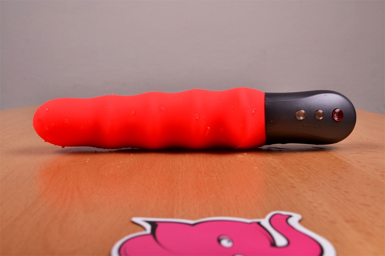 Fun Factory Stronic Surf leží na stole (starší barva)