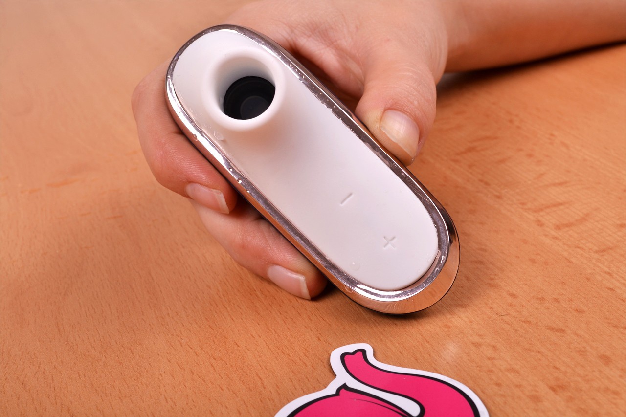 Satisfyer Pro Traveler, v ruce