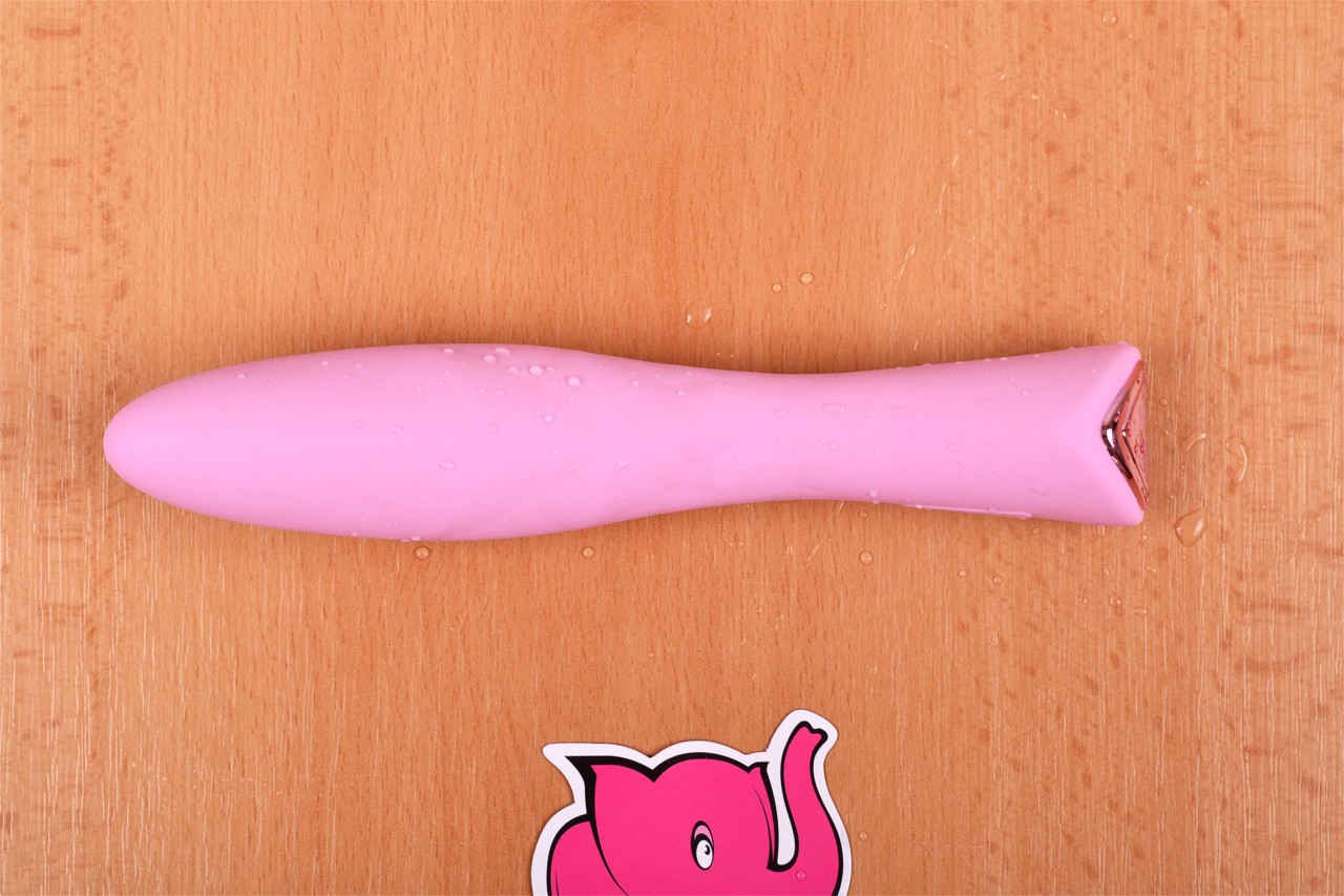 Silikonový vibrátor Pink Lover, na stole