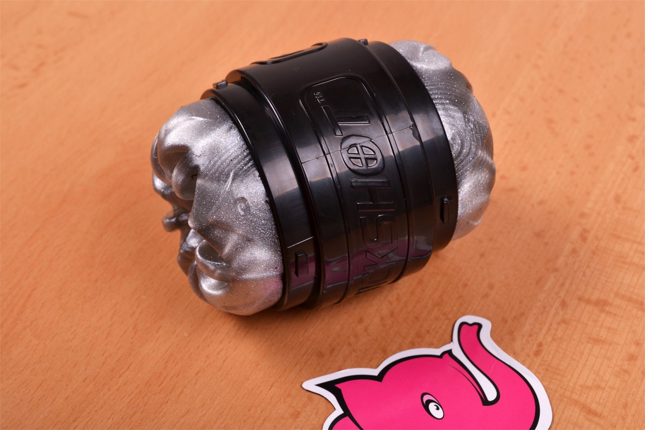 Fleshlight Quickshot Boost, na stole