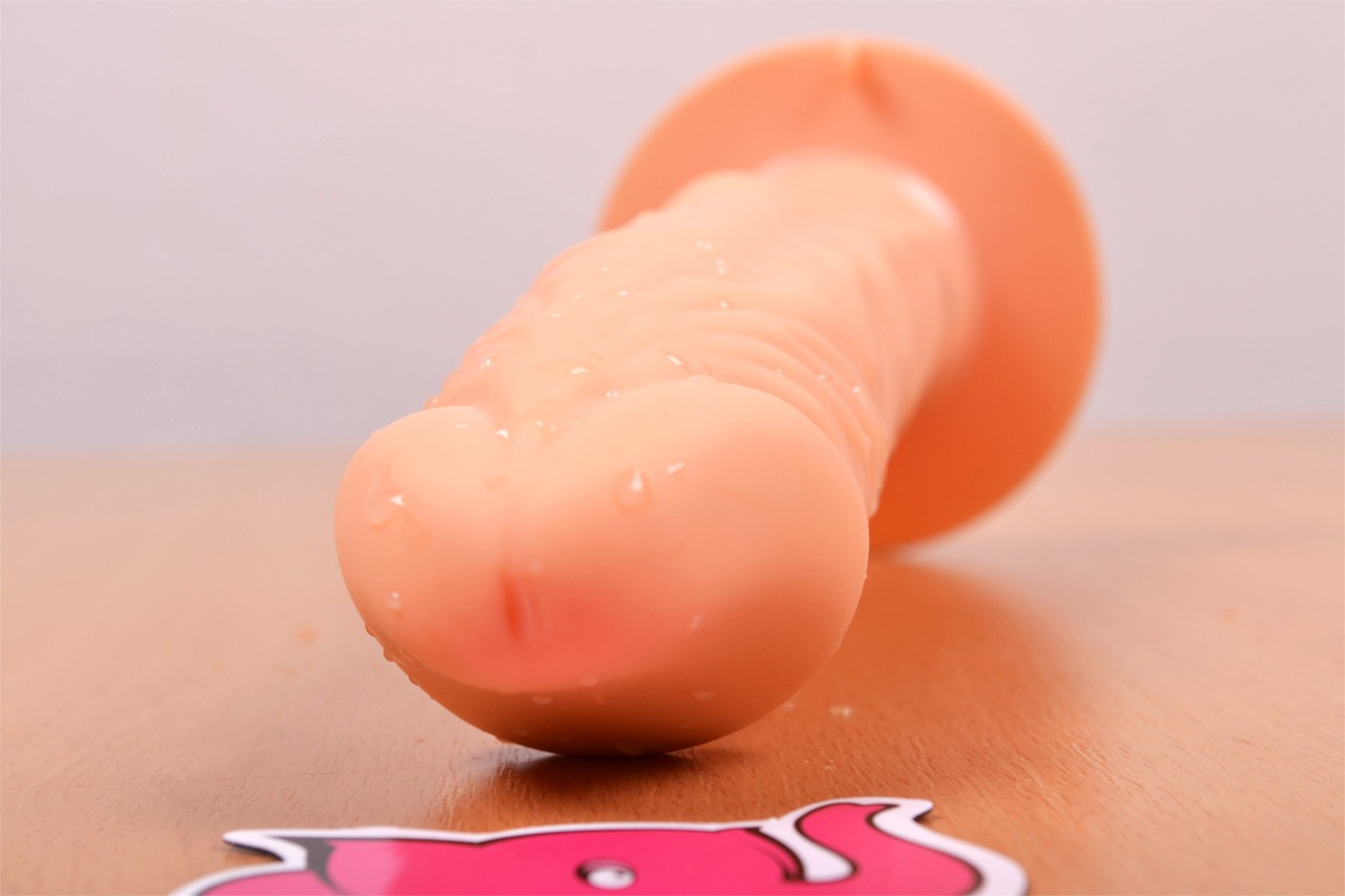 Silikonový vibrátor s přísavkou Long Touch, záběr na žalud