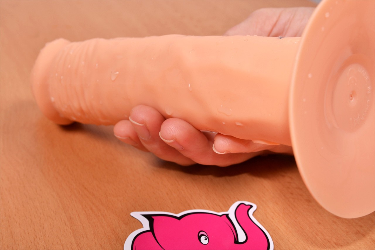 Silikonový vibrátor s přísavkou Long Touch, v ruce
