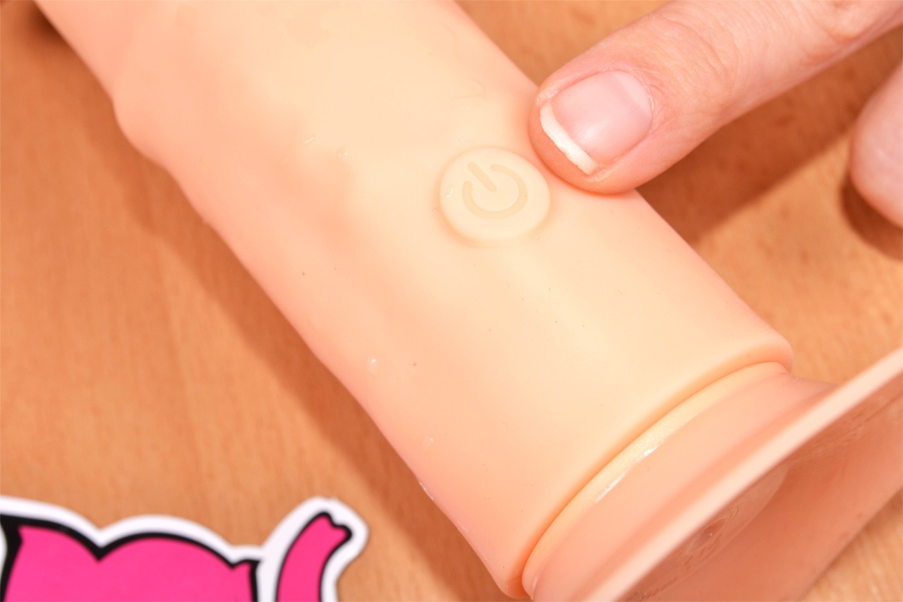 Silikonový vibrátor s přísavkou Long Touch, ovládání