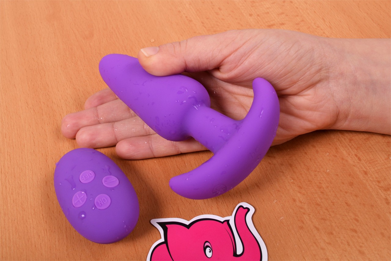 Vibrační anální kolík Orchid Zen s ovladačem, starší verze, v ruce