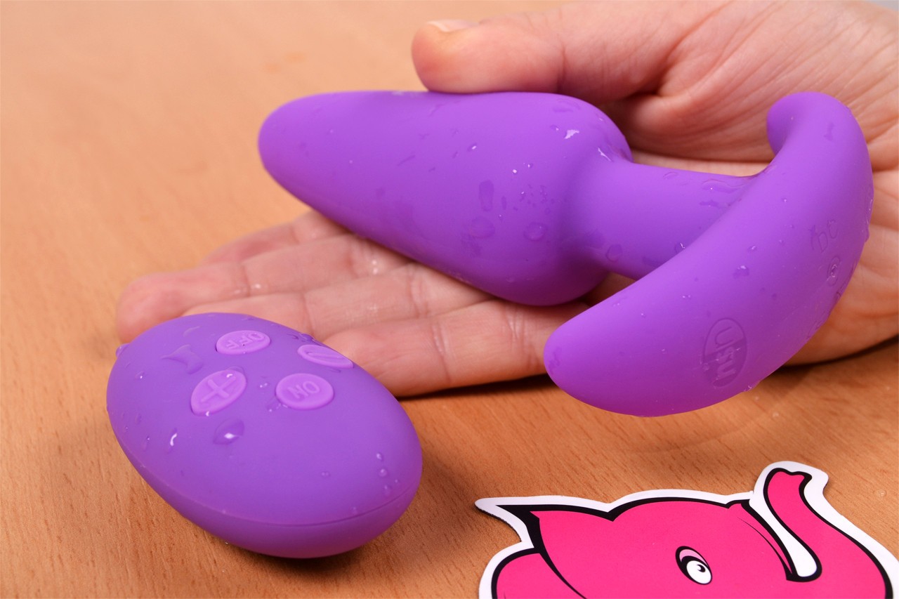 Vibrační anální kolík Orchid Zen s ovladačem, starší verze, v ruce