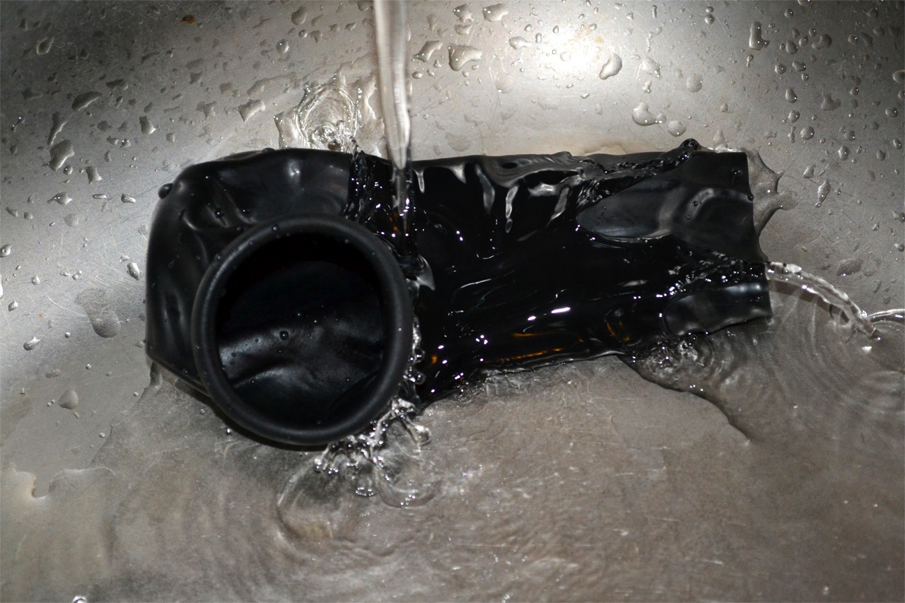 Latexový návlek na penis Cock Master – omývání návleku pod tekoucí vodou