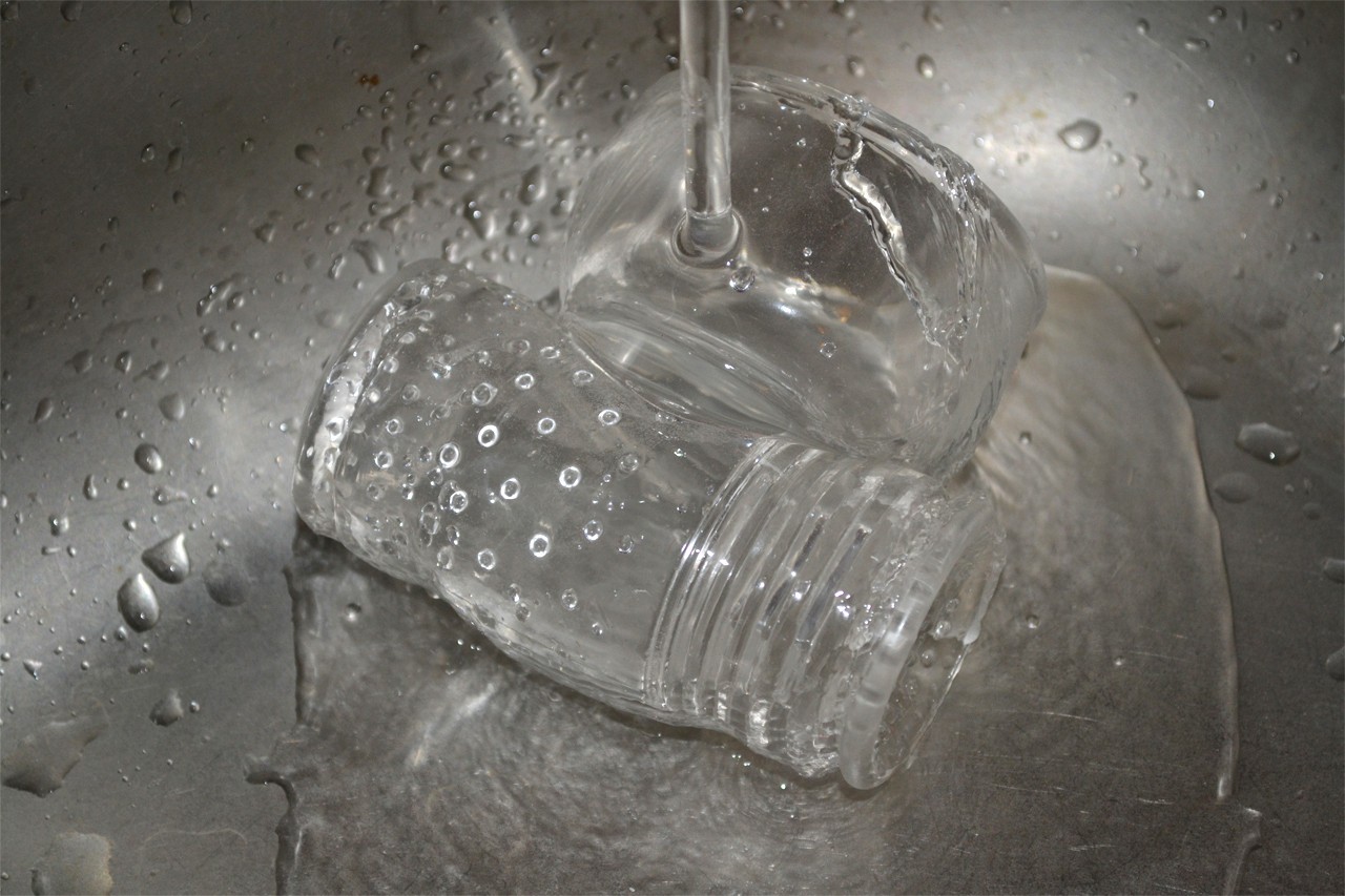 Cock Stroker – omývání násady pod tekoucí vodou