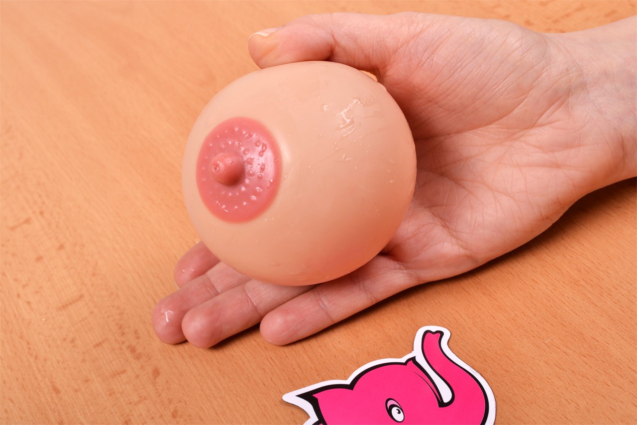 Antistresové prso Jenny – focení v ruce