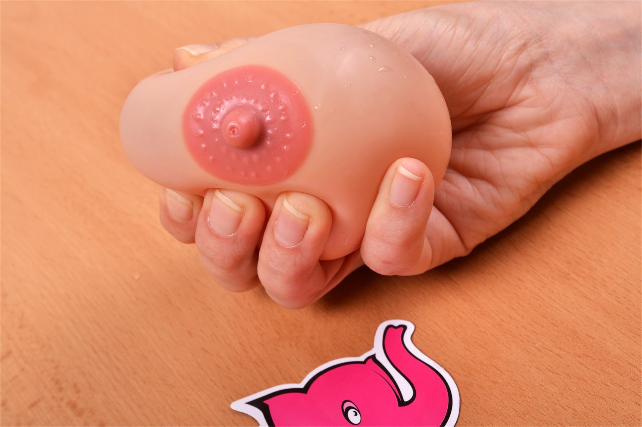 Antistresové prso Jenny – mačkání v ruce