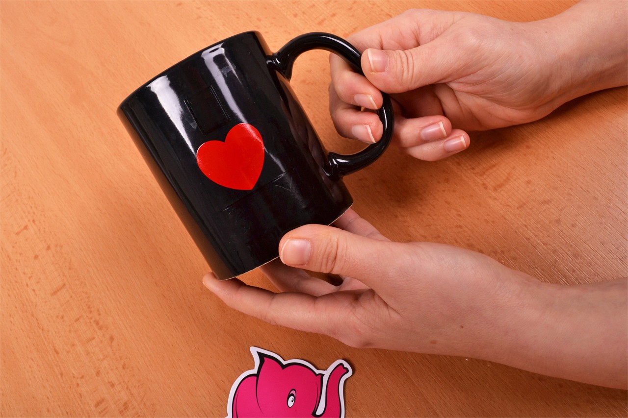 Žertovný hrníček I Love Sex – focení v ruce