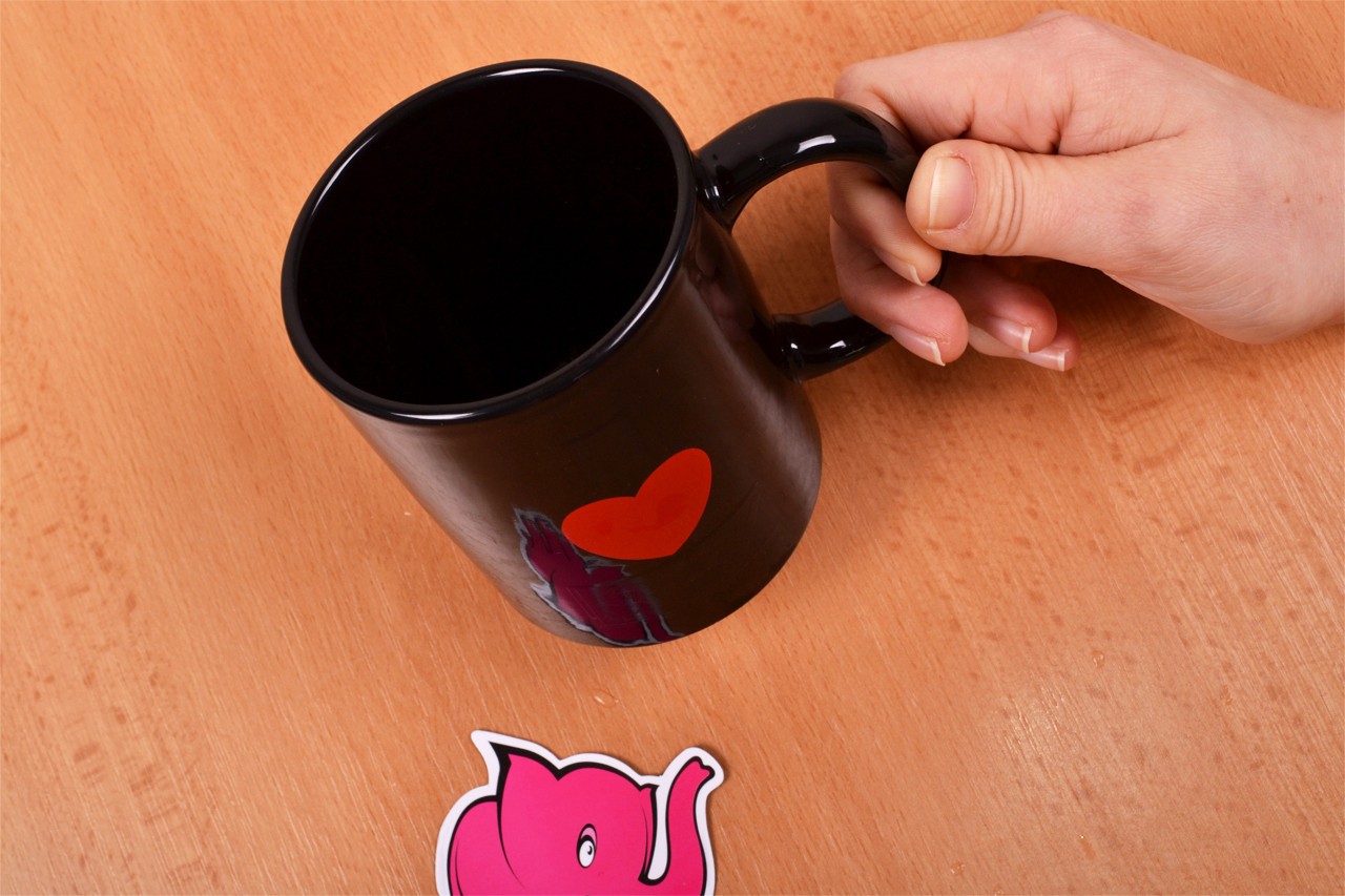 Žertovný hrníček I Love Sex – focení v ruce