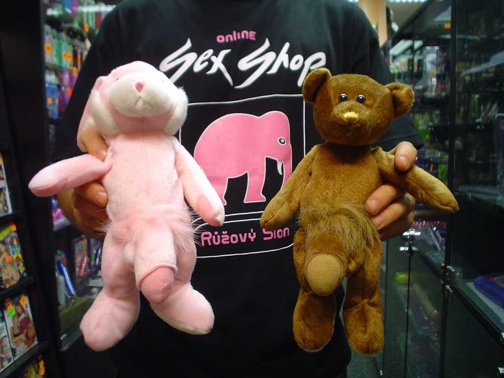 Žert. plyšový medvěd s penisem