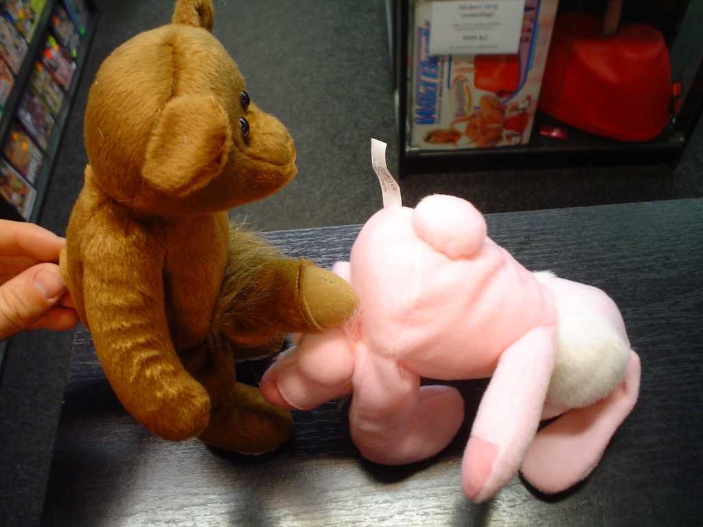 Žert. plyšový medvěd s penisem