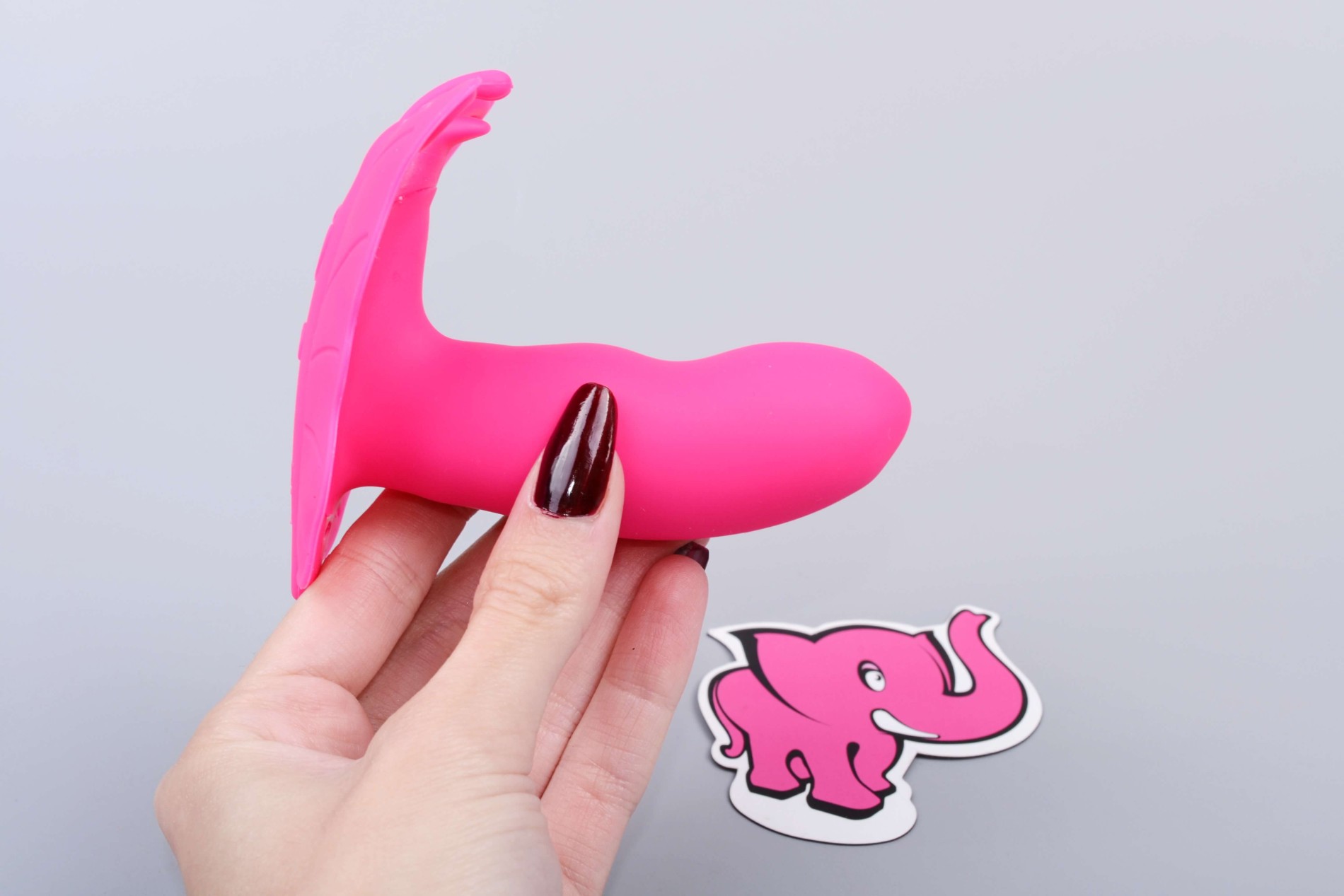 Vibrační motýlek Little Pleasure, v ruce