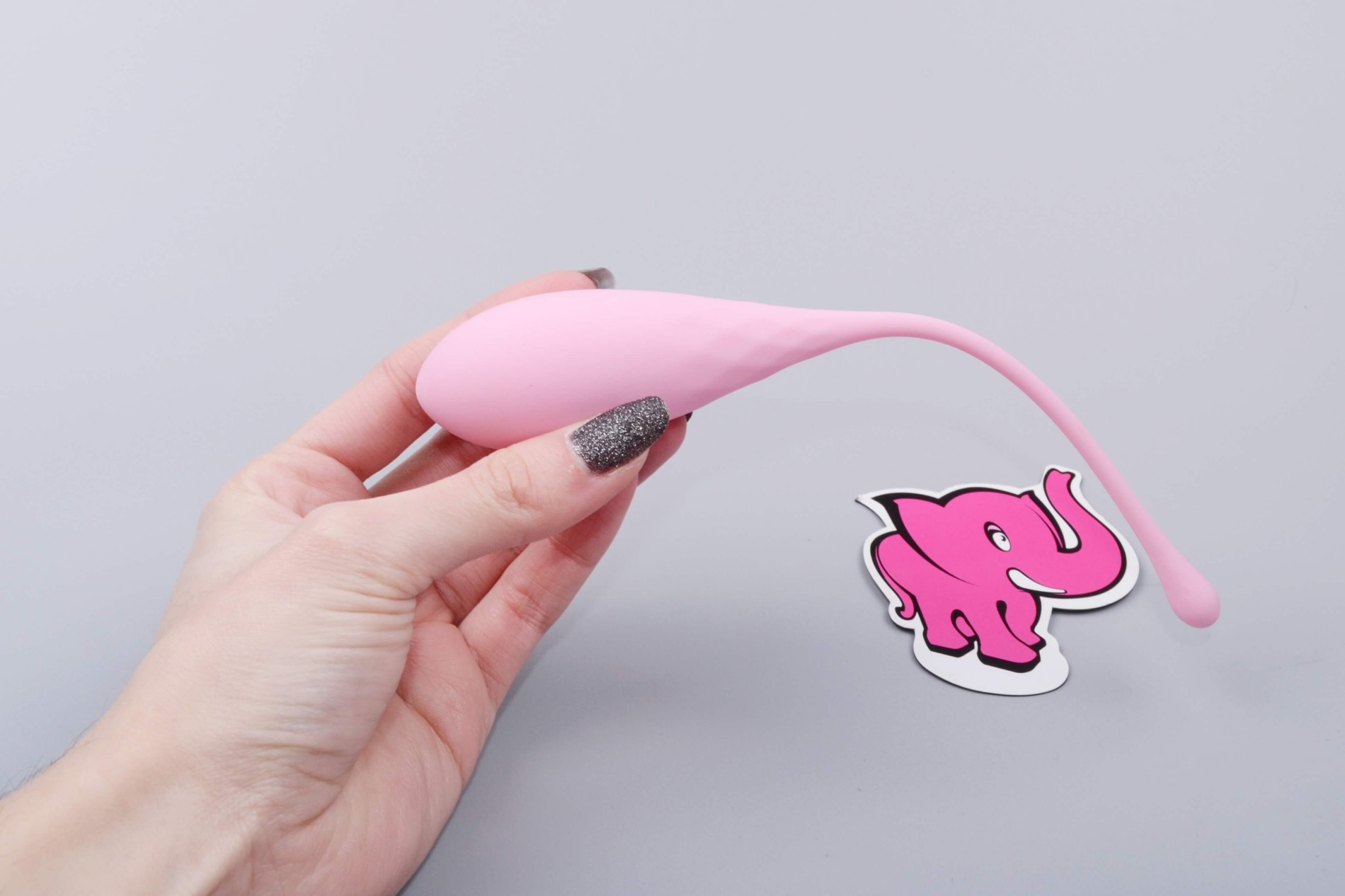 Sada vaginálních činek Deluxe Petite Kegel Balls, v ruce