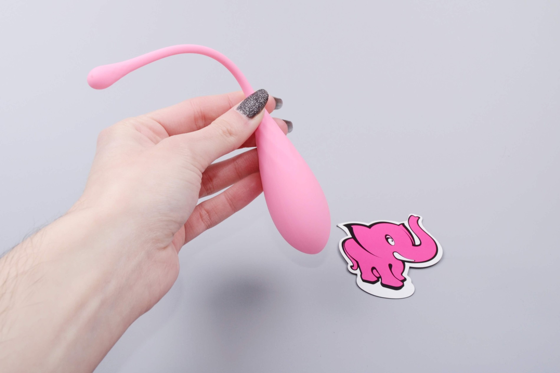 Sada vaginálních činek Deluxe Petite Kegel Balls, v ruce