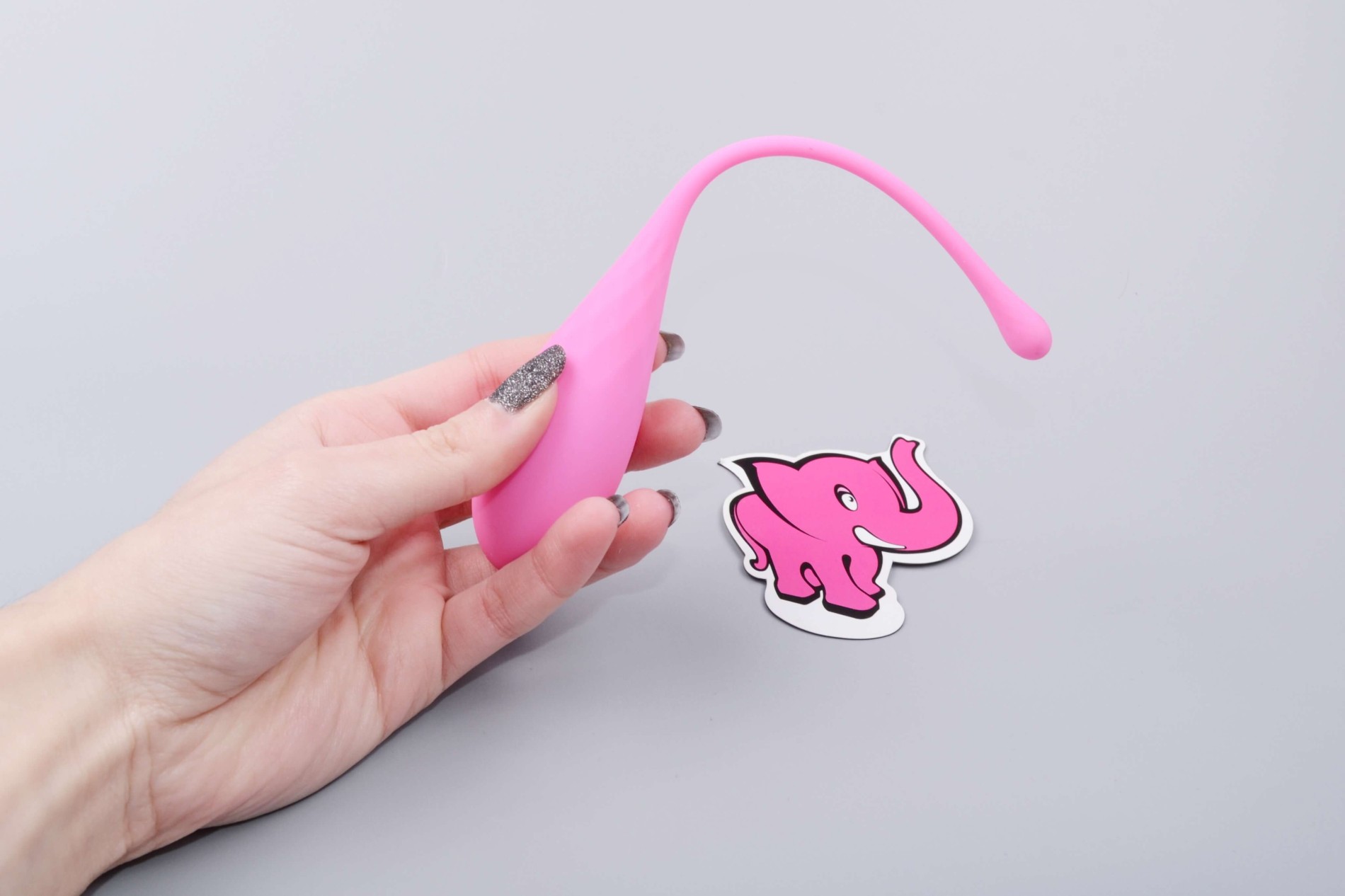 Sada vaginálních činek Deluxe Petite Kegel Balls, v ruce