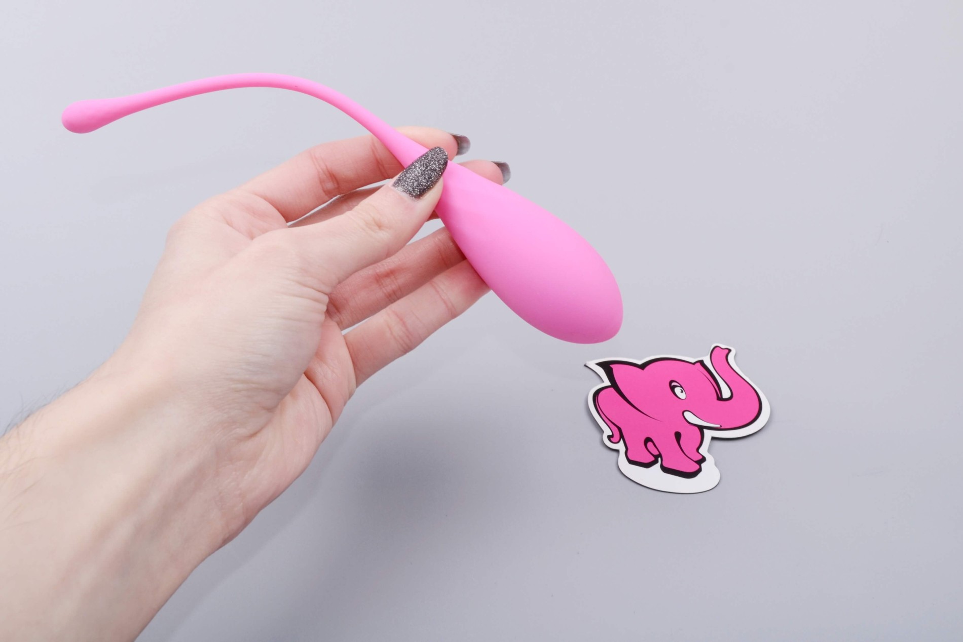 Sada vaginálních činek Deluxe Petite Kegel Balls, v ruce