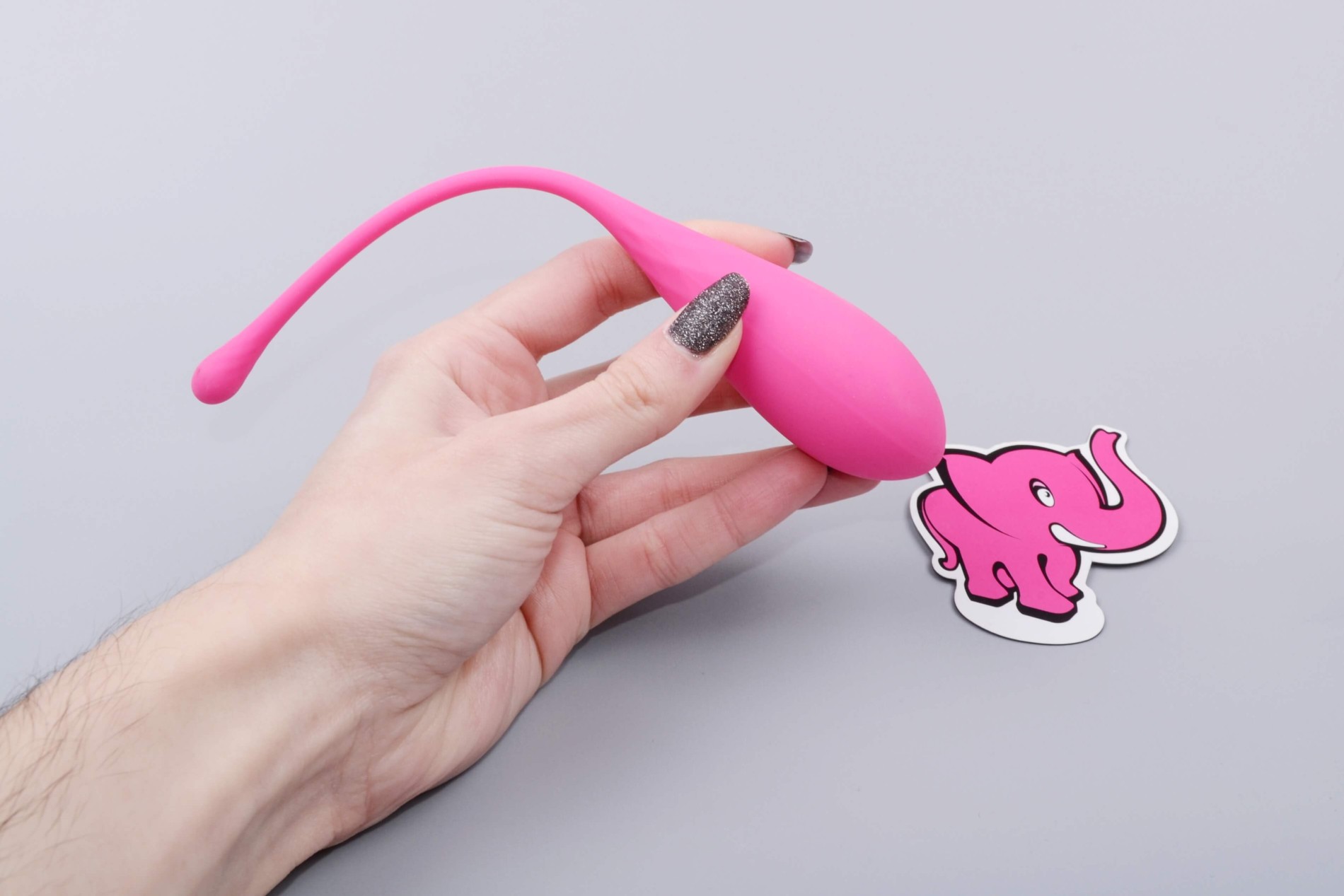 Sada vaginálních činek Deluxe Petite Kegel Balls, v ruce