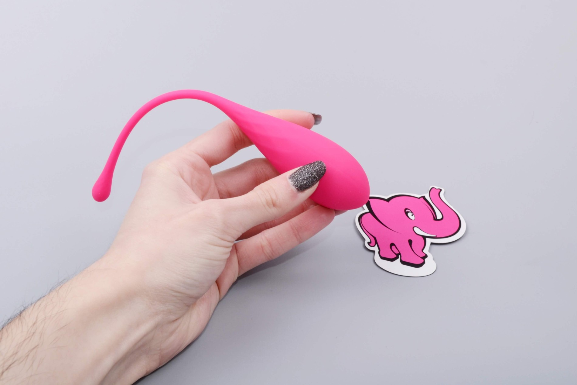 Sada vaginálních činek Deluxe Petite Kegel Balls, v ruce