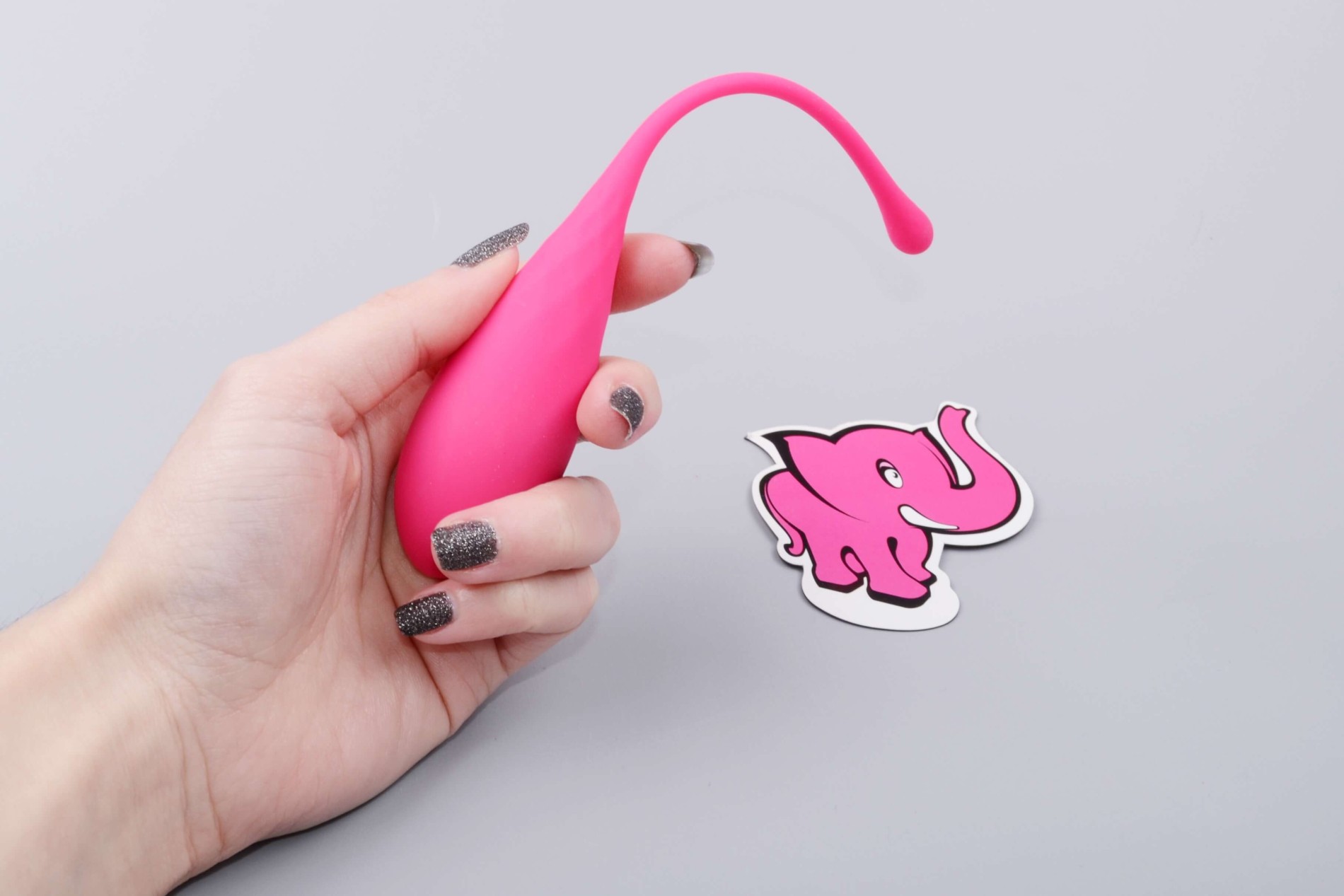 Sada vaginálních činek Deluxe Petite Kegel Balls, v ruce