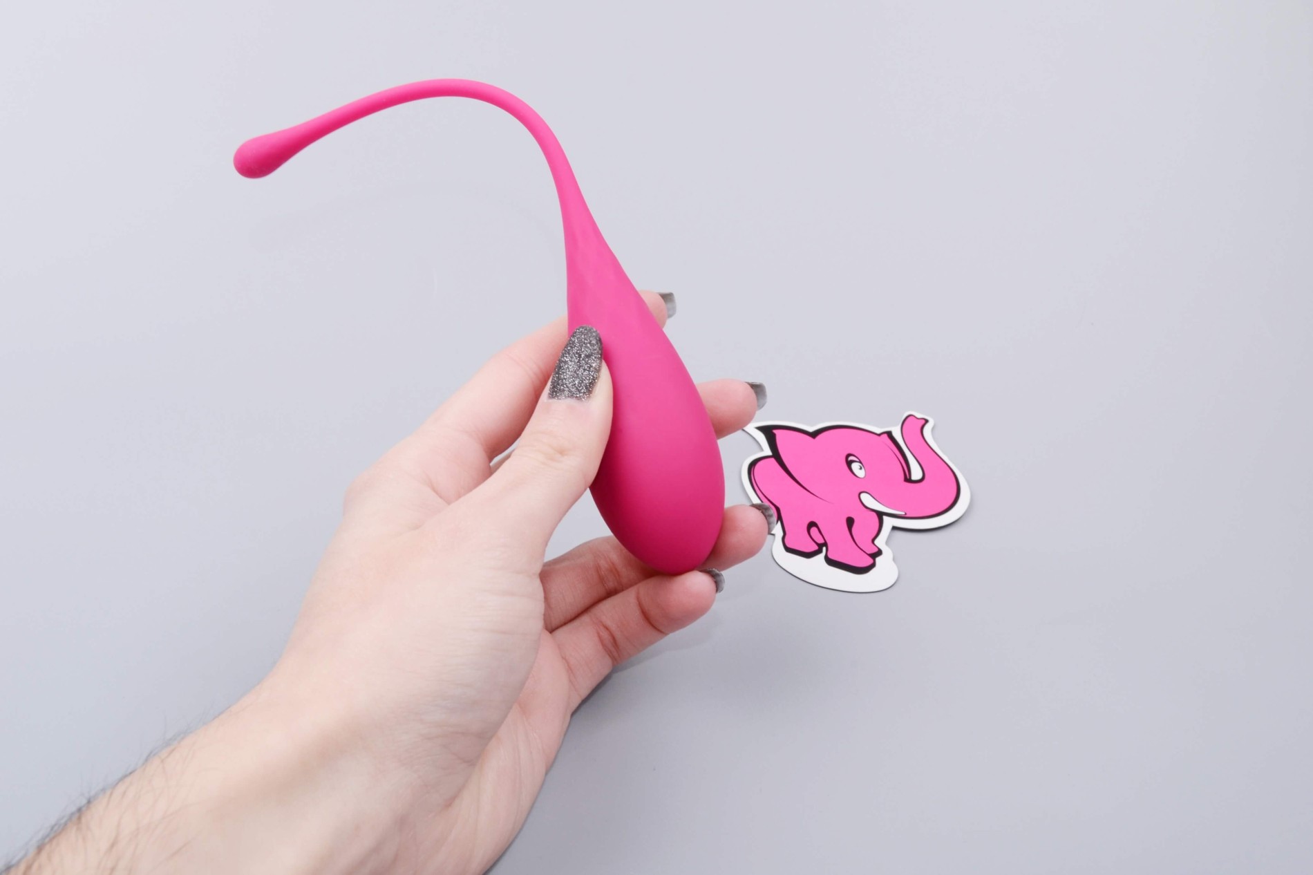 Sada vaginálních činek Deluxe Petite Kegel Balls, v ruce