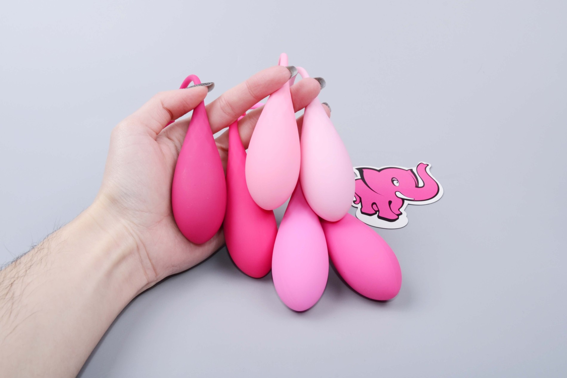 Sada vaginálních činek Deluxe Petite Kegel Balls, v ruce