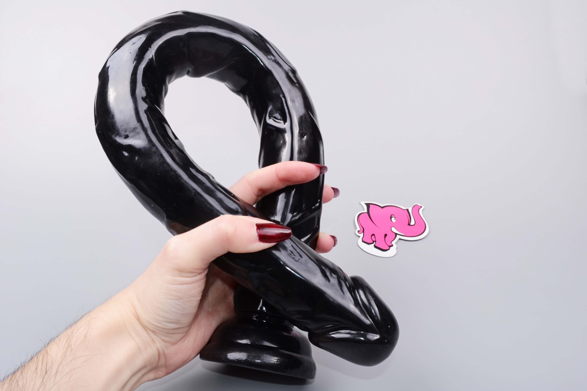 XXL anální dildo s přísavkou Xtreme Realistic (50,8 cm), v ruce