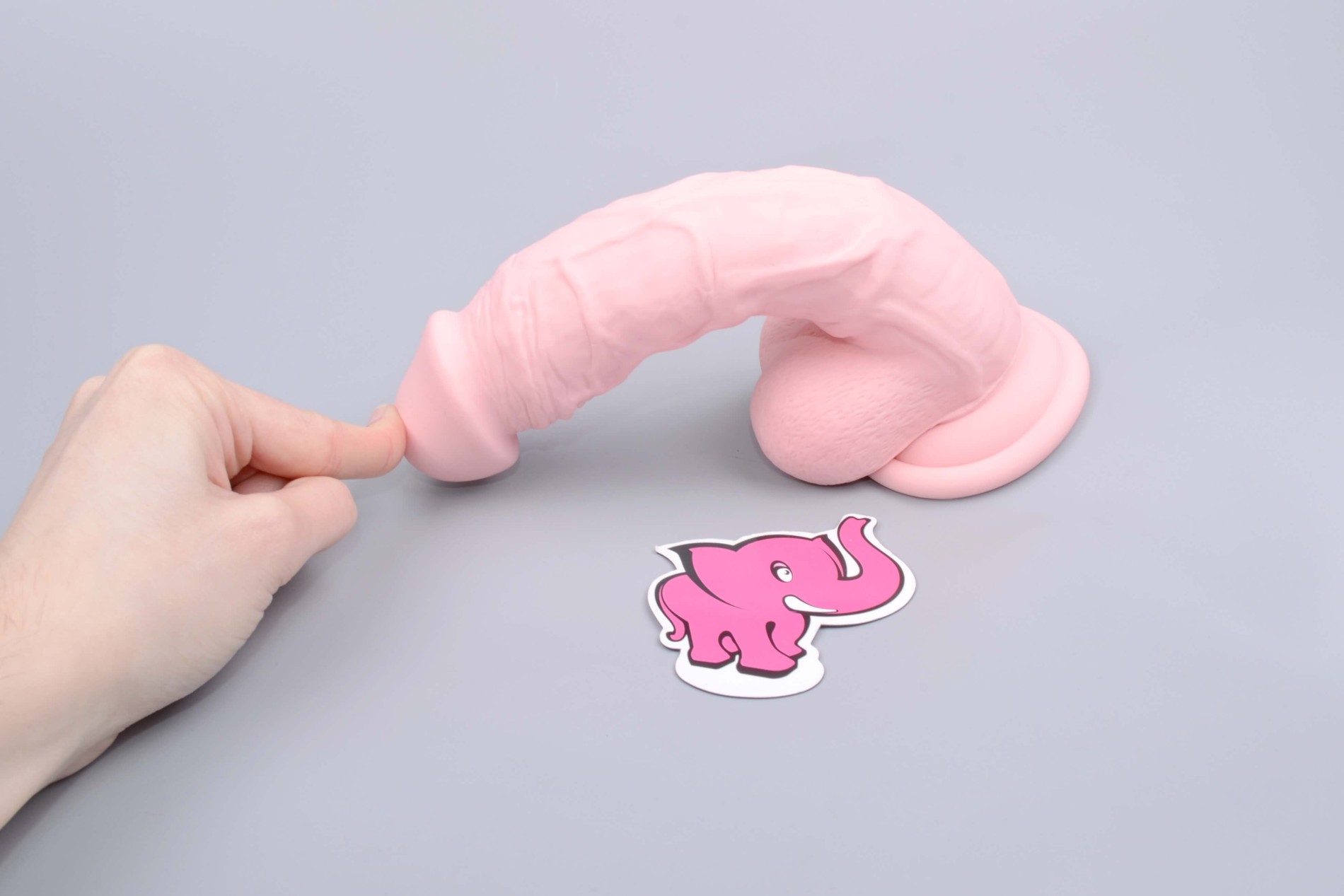 Silikonové dildo Median v ruce