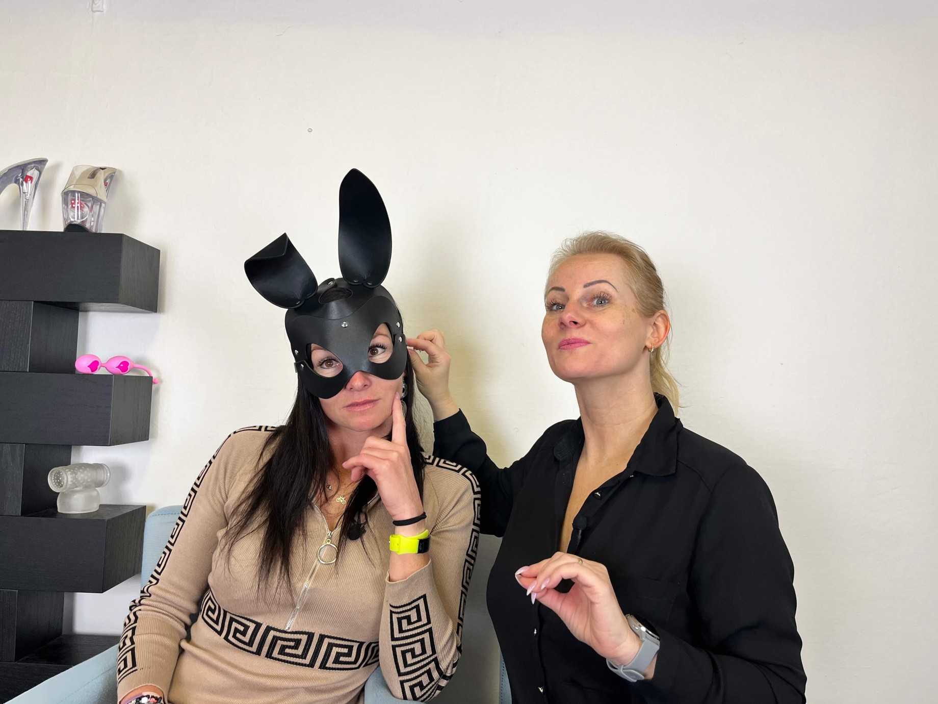 Maska Playboy Bunny, Domča a Verča