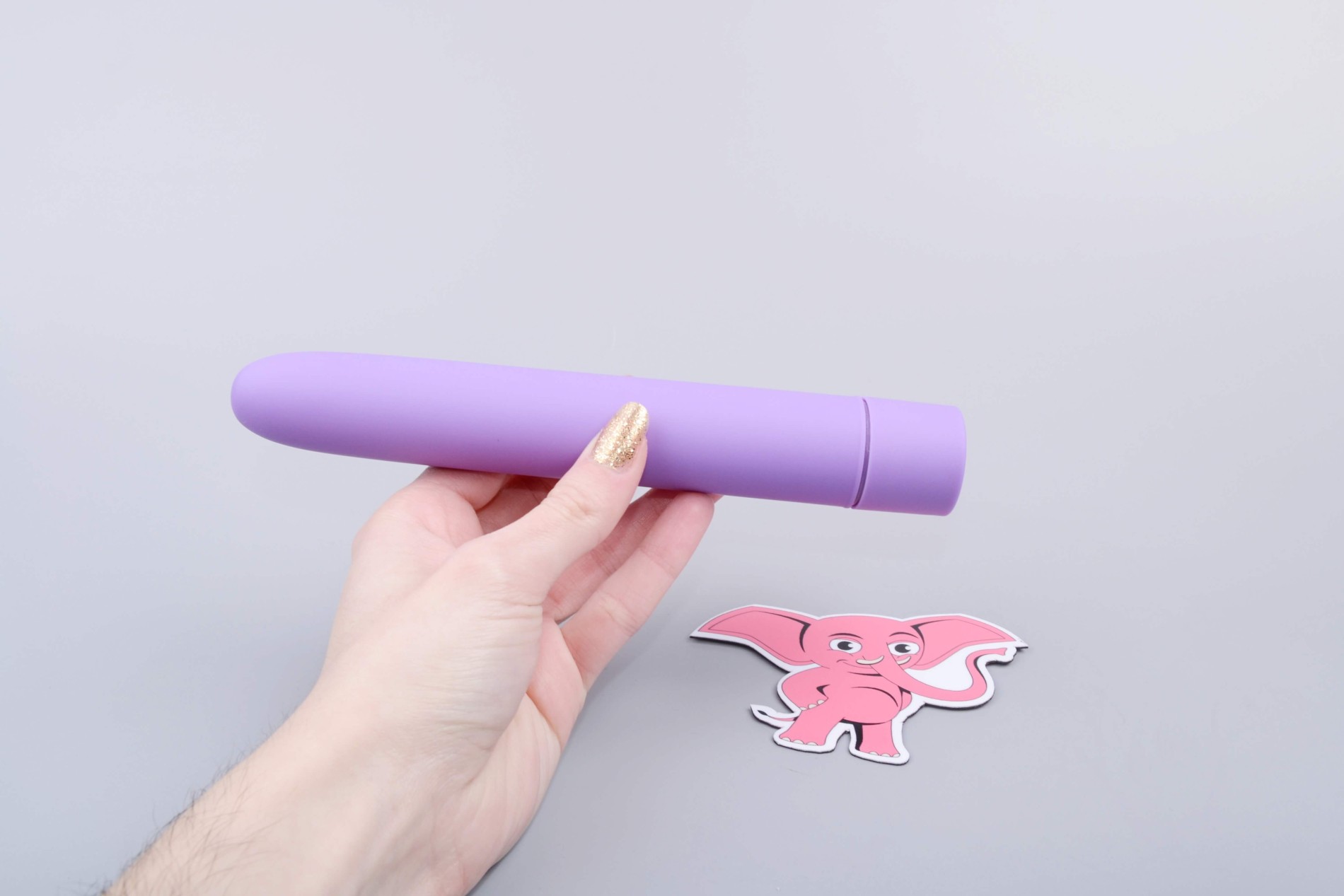 Plastový vibrátor Viabra, v ruce