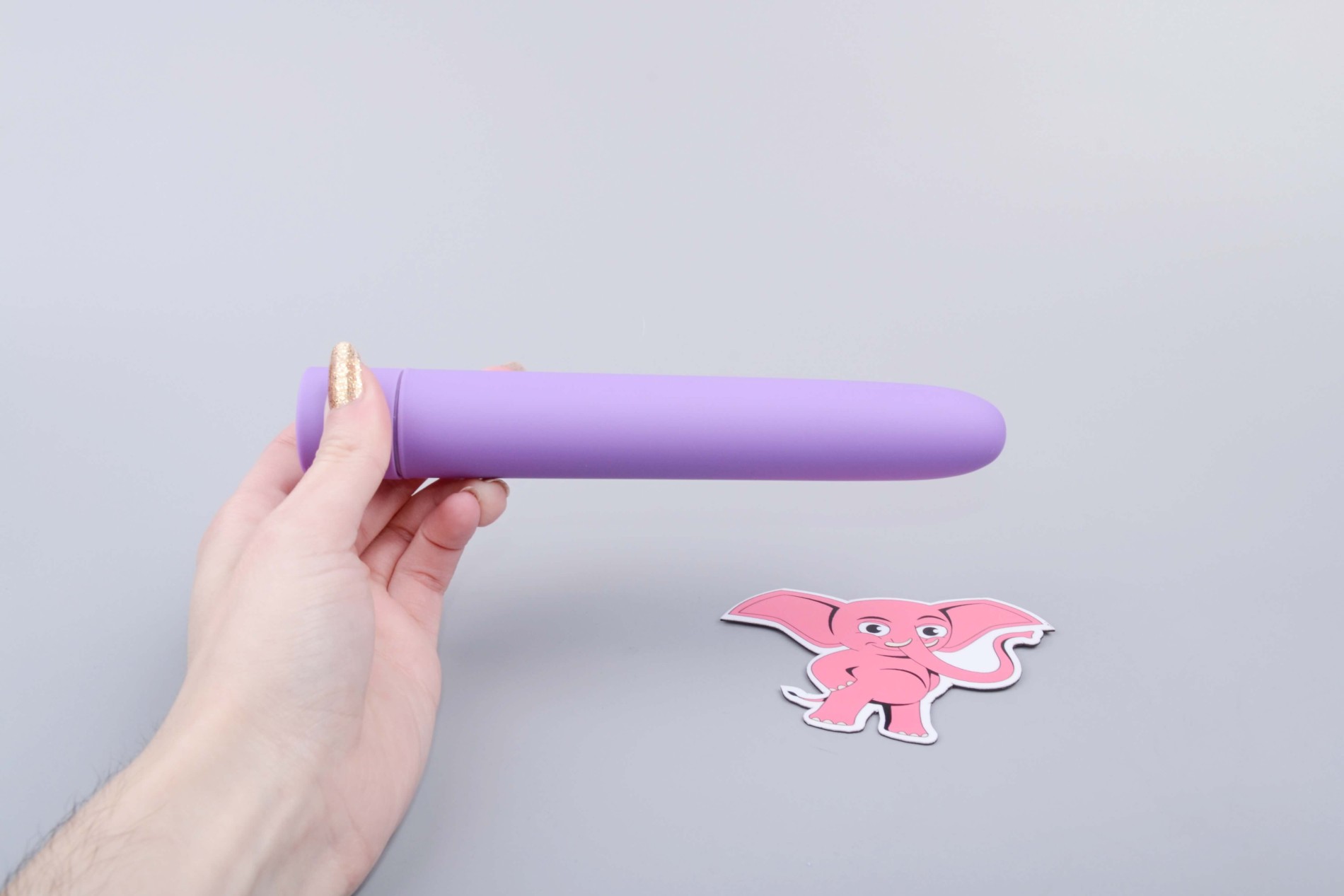 Plastový vibrátor Viabra, v ruce