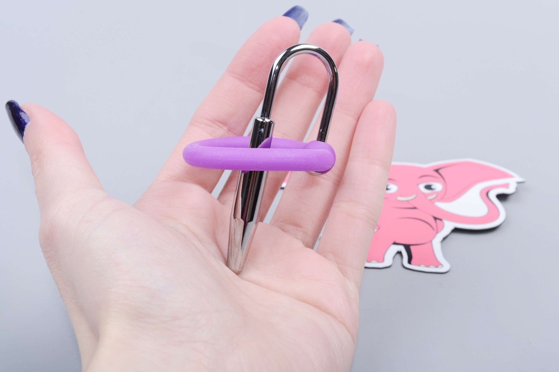 Sperma Stopper se silikonovým kroužkem Glans Ring (8 mm), v ruce